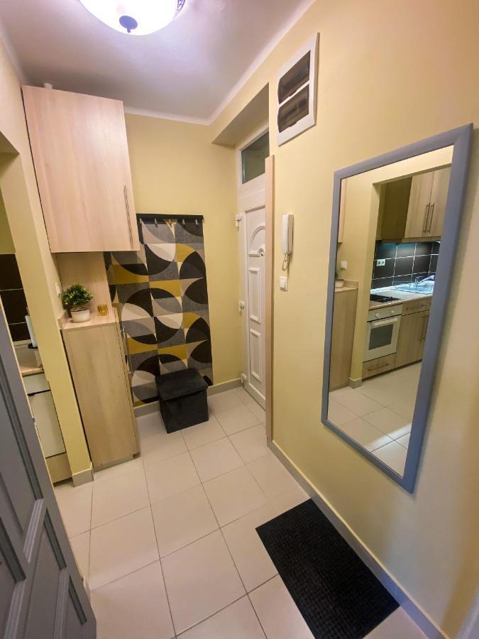 Fresh Smartly Designed Studio Flat & Sunny Balcony Budapest Bagian luar foto