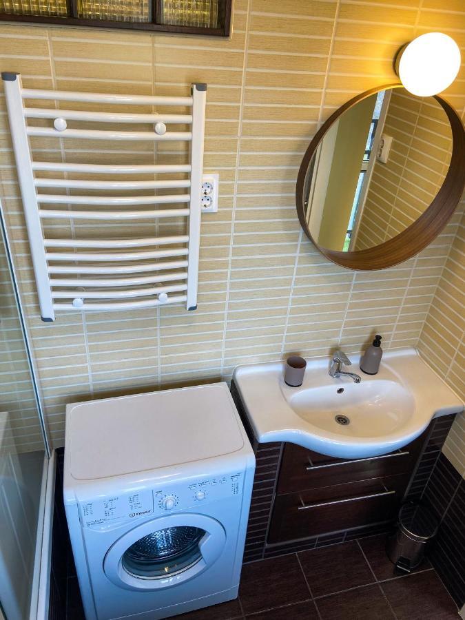 Fresh Smartly Designed Studio Flat & Sunny Balcony Budapest Bagian luar foto