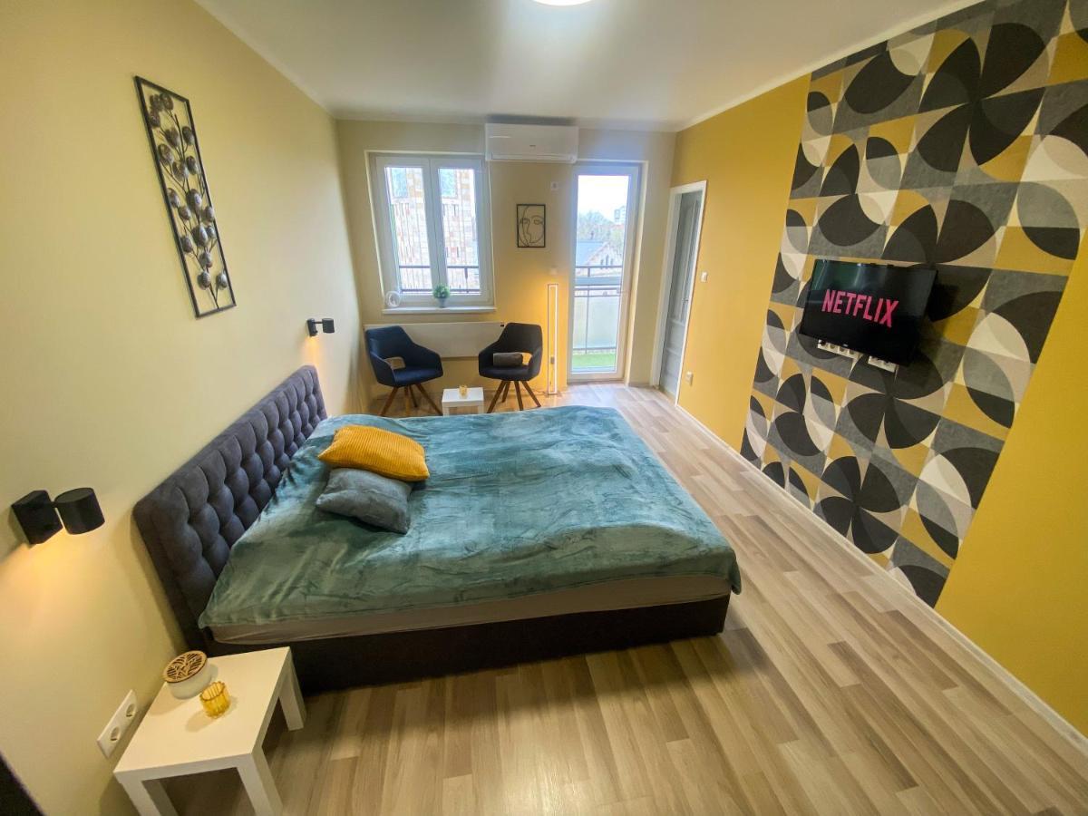 Fresh Smartly Designed Studio Flat & Sunny Balcony Budapest Bagian luar foto