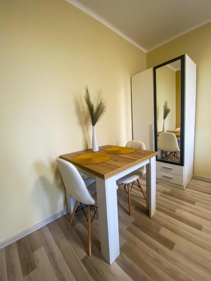 Fresh Smartly Designed Studio Flat & Sunny Balcony Budapest Bagian luar foto